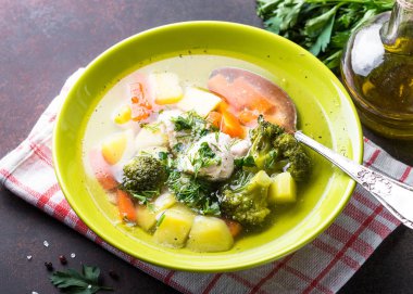 tavuk ve sebze çorbası. 