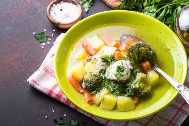 tavuk ve sebze çorbası. 