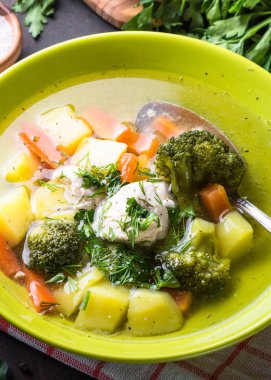 tavuk ve sebze çorbası. 