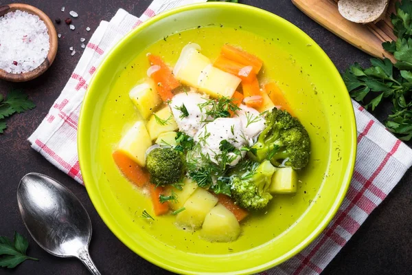 tavuk ve sebze çorbası. 