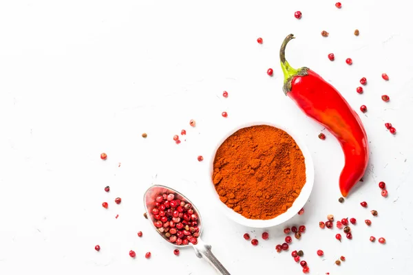 Peperoncino macinato, granturco e peperoncino fresco su bianco — Foto Stock