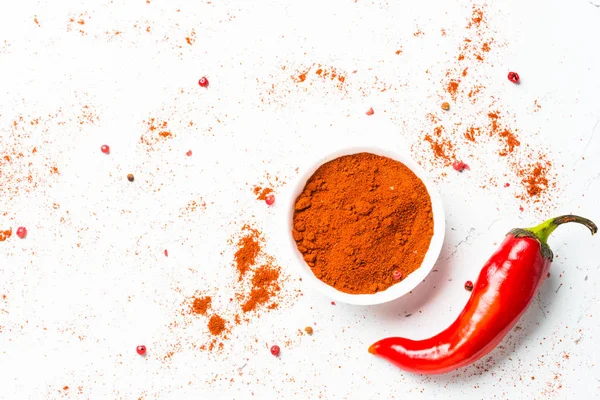 Őrölt bors, a borsot és a friss chili paprika, fehér — Stock Fotó