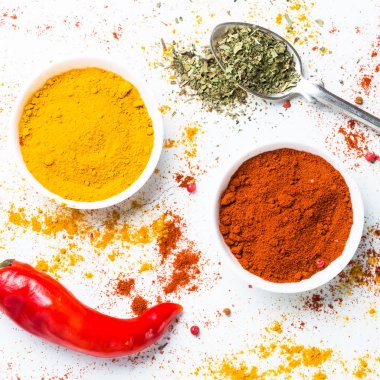 Kara biber, zerdeçal ve beyaz üzerine taze biber biber 