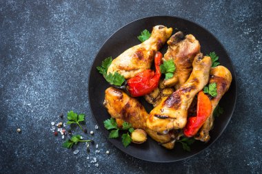 Izgara tavuk drumsticks siyah bankamatik üzerinde.