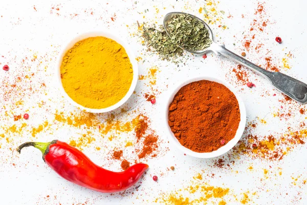 Mletý pepř, kurkuma a čerstvé chilli papričky na bílém — Stock fotografie