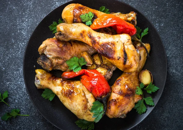 Izgara tavuk drumsticks siyah bankamatik üzerinde.