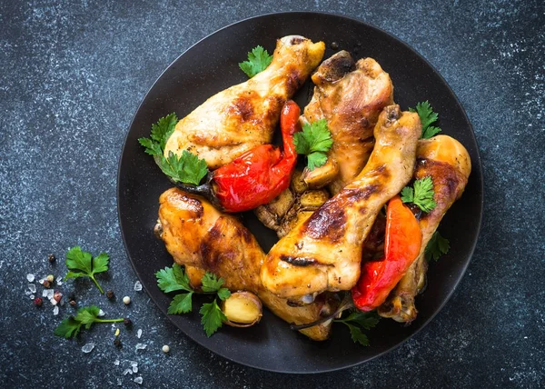 Bâtonnets de poulet grillés sur fond de cuisson noir . — Photo