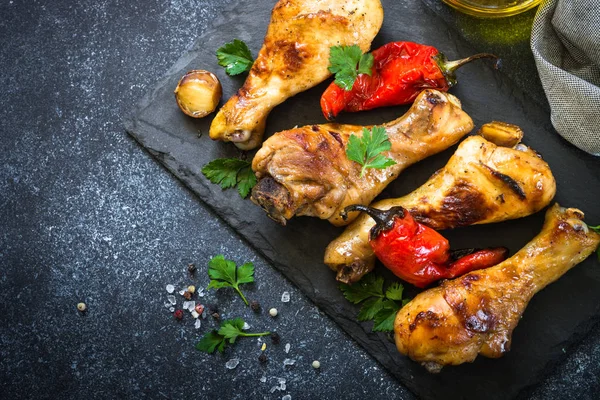 Bacchette di pollo grigliate su bakground nero . — Foto Stock