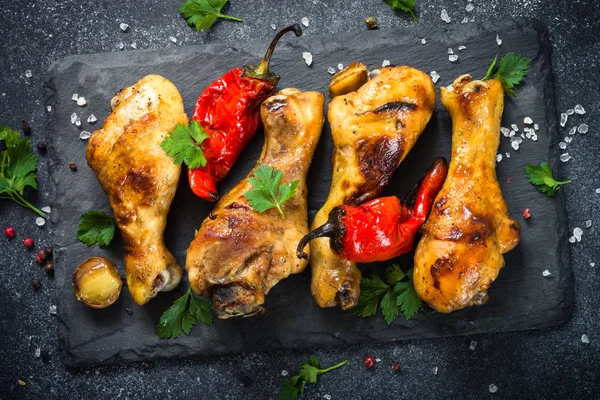 Bacchette di pollo grigliate su bakground nero . — Foto Stock