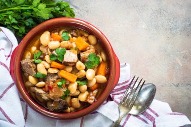 Fasulye ve sebze ile sığır eti güveç.