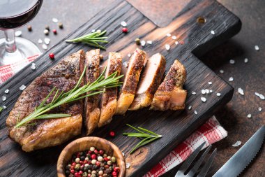 Kırmızı şarap ile sığır eti striploin biftek ızgara.