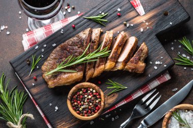 Kırmızı şarap cam ile ızgara sığır eti striploin biftek.