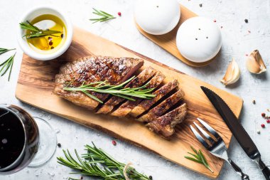 Kırmızı şarap cam ile ızgara sığır eti striploin biftek.