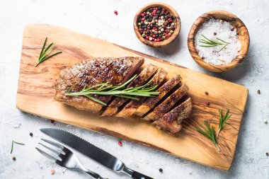 Kırmızı şarap cam ile ızgara sığır eti striploin biftek.