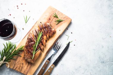 Kırmızı şarap cam ile ızgara sığır eti striploin biftek.