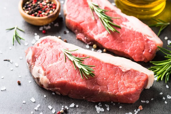 Ham sığır eti striploin biftek. — Stok fotoğraf