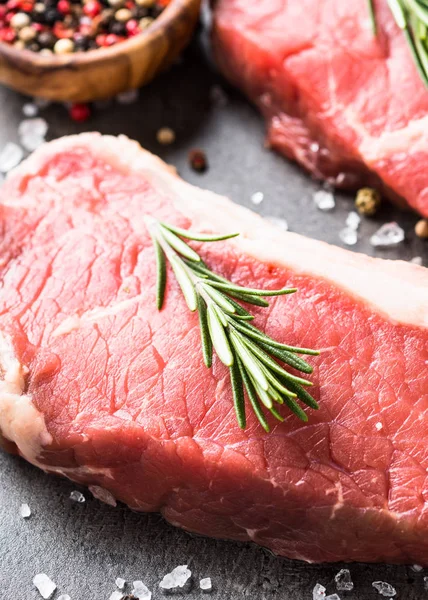 Roh Rindfleisch-Striploin-Steak. — Stockfoto