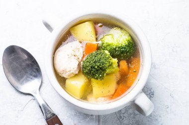 tavuk ve sebze çorbası. 