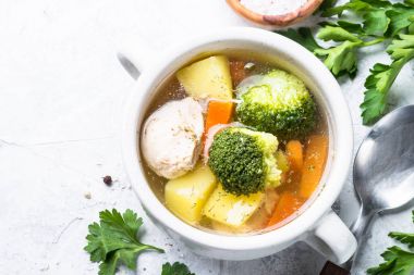 tavuk ve sebze çorbası. 