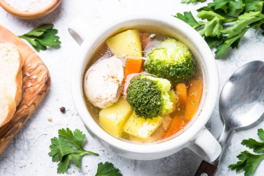 tavuk ve sebze çorbası. 