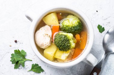 tavuk ve sebze çorbası. 