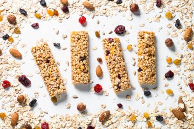 Fındık, meyve ve çilek beyaz granola bar.