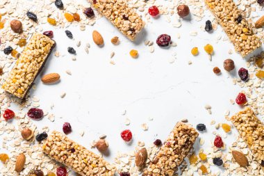 Fındık, meyve ve çilek beyaz granola bar.