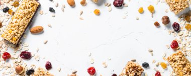 Fındık, meyve ve çilek beyaz granola bar.