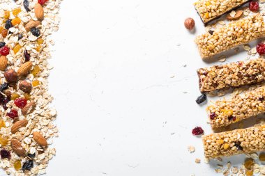 Fındık, meyve ve çilek beyaz granola bar.