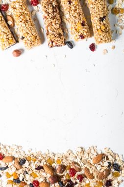 Fındık, meyve ve çilek beyaz granola bar.