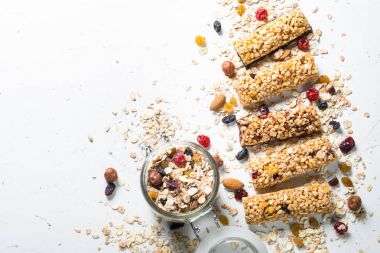 Fındık, meyve ve çilek beyaz granola bar.