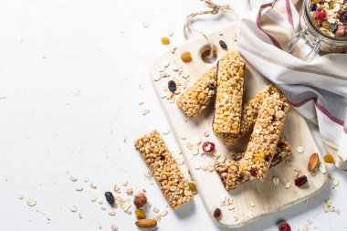 Fındık, meyve ve çilek beyaz granola bar.