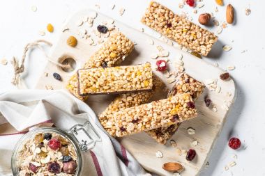 Fındık, meyve ve çilek beyaz granola bar.