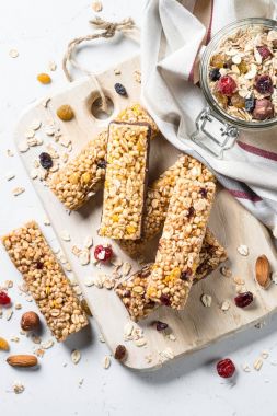 Fındık, meyve ve çilek beyaz granola bar.