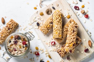 Fındık, meyve ve çilek beyaz granola bar.