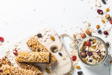 Fındık, meyve ve çilek beyaz granola bar.