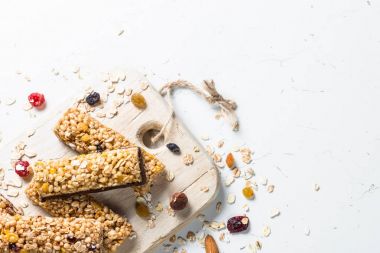 Fındık, meyve ve çilek beyaz granola bar.