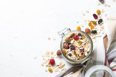 Yulaf gevreği veya Granola fındık, Kuru Meyve ve çilek ile