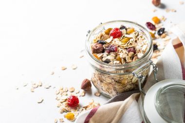 Yulaf gevreği veya Granola fındık, Kuru Meyve ve çilek ile