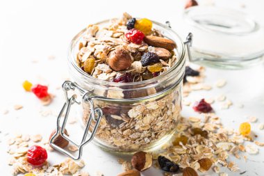 Yulaf gevreği veya Granola fındık, Kuru Meyve ve çilek ile
