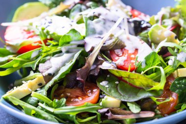 Taze yeşil salata yoğurt sos ile.