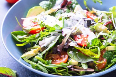 Taze yeşil salata yoğurt sos ile.