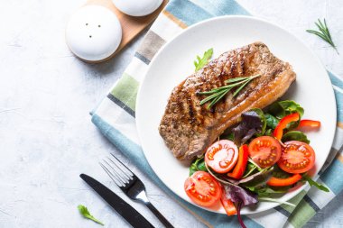 Taze salata ızgara sığır eti striploin biftek.