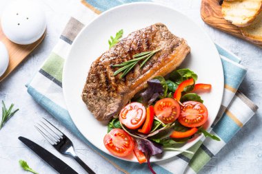 Taze salata ızgara sığır eti striploin biftek.