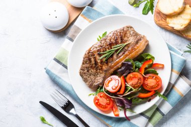 Taze salata ızgara sığır eti striploin biftek.