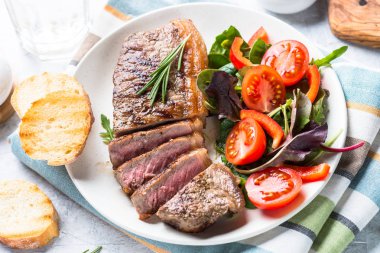 Taze salata ızgara sığır eti striploin biftek.