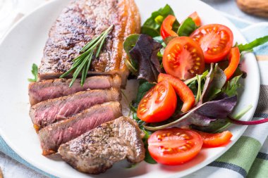 Taze salata ızgara sığır eti striploin biftek.