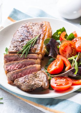 Taze salata ızgara sığır eti striploin biftek.