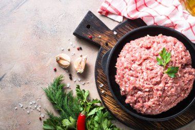 Kıyma ve malzemeler.