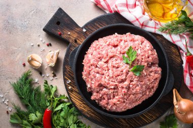 Kıyma ve malzemeler.